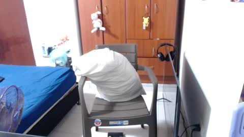 eimy_saenzz online show from April 21, 1:42 am