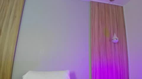 E L A I A online show from March 10, 7:29 pm