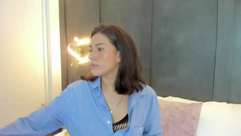 E L A I A online show from August 7, 7:45 pm