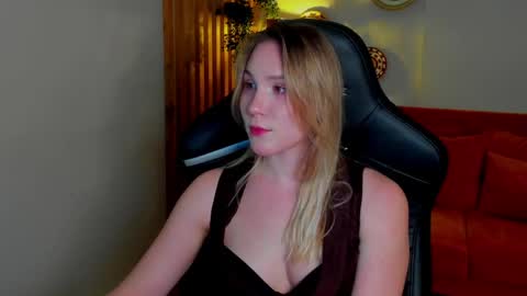 elaravoltage online show from April 13, 5:28 pm