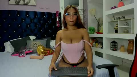 Snapshot of elianaa_soto_ chatting on October 19, 6:01 pm elianaa_soto_ online show from October 19, 6:01 pm
