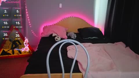 elieiza_xo online show from June 18, 10:09 am
