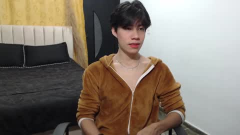 Snapshot of elio_collem chatting on December 6, 8:10 am ELIO online show from December 6, 8:10 am