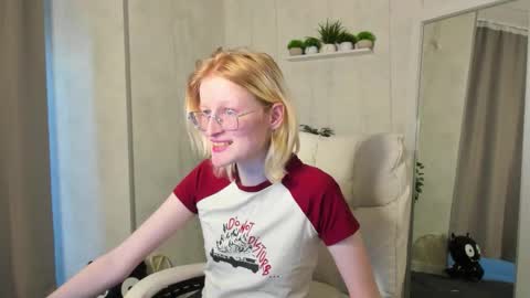 Snapshot of elizabeth_harpper chatting on October 31, 9:21 am Elizabeth online show from October 31, 9:21 am