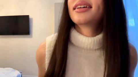 Mia online show from December 22, 12:01 pm