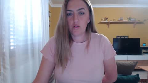 Snapshot of ella_max_live chatting on March 10, 8:06 am Ella  Max online show from March 10, 8:06 am