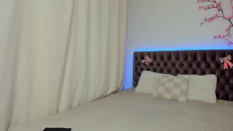 Ella Mayers online show from October 25, 1:11 pm