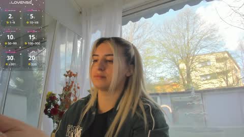 ella_vee online show from April 8, 5:32 am