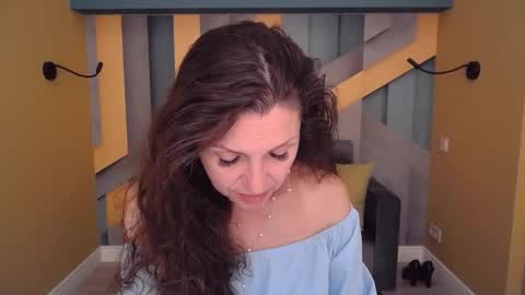 EllaLongs online show from June 6, 11:49 am