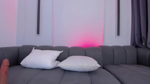 Ella online show from November 25, 1:21 pm