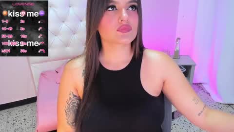 Snapshot of ellarosee_ chatting on February 18, 7:52 pm ellarosee_ online show from February 18, 7:52 pm