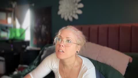 Elle online show from March 6, 2:29 pm