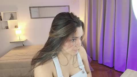 elli_snow online show from December 5, 4:44 am