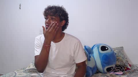 Snapshot of ellie_andy19 chatting on January 14, 4:04 am kev  dani online show from January 14, 4:04 am