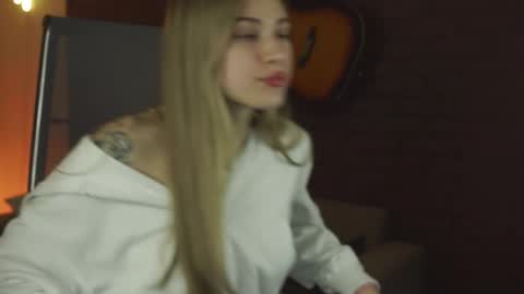 elliecutes online show from November 7, 8:06 am