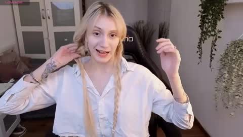 elliefrost online show from March 1, 3:53 am