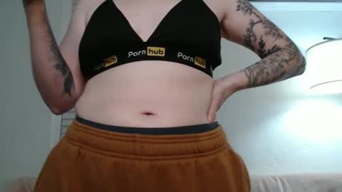 Snapshot of ellierowyn chatting on October 9, 3:01 am Ellie Rowyn online show from October 9, 3:01 am