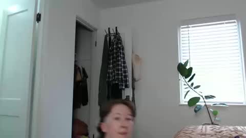 Snapshot of ellierowyn chatting on October 13, 8:22 pm Ellie Rowyn online show from October 13, 8:22 pm