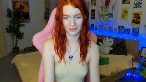 Snapshot of elly_milas chatting on December 6, 9:16 am Elly     Fansly  online show from December 6, 9:16 am