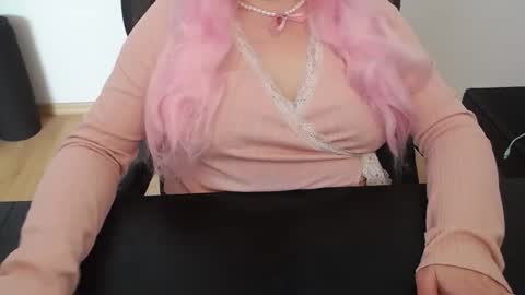 Elly online show from April 2, 1:51 pm