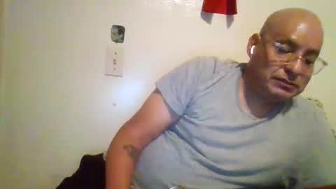 Snapshot of elmario24 chatting on October 1, 4:44 am elmario24 online show from October 1, 4:44 am