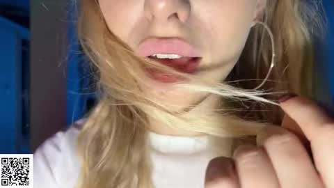 Elysia online show from December 1, 11:14 pm