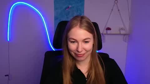 Snapshot of emilia_ilia chatting on October 23, 5:42 am Emilia online show from October 23, 5:42 am