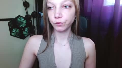 Emilly online show from April 22, 1:51 pm