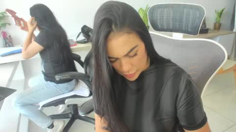 Emilly  online show from April 14, 2:53 pm