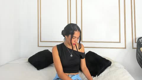 emily_gaviria1 online show from April 22, 3:30 pm