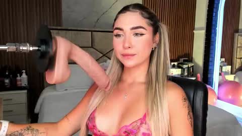 Emily Hendrix online show from September 22, 8:35 pm