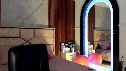 Emily Hendrix online show from September 26, 8:28 pm