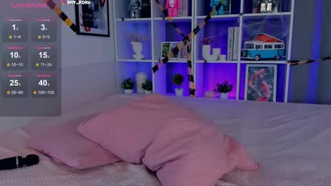 Hey i am  Emily     am -  pm online show from October 31, 5:35 pm