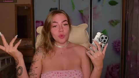 Snapshot of emilyrobbie chatting on October 24, 5:47 pm Emily Robbie online show from October 24, 5:47 pm