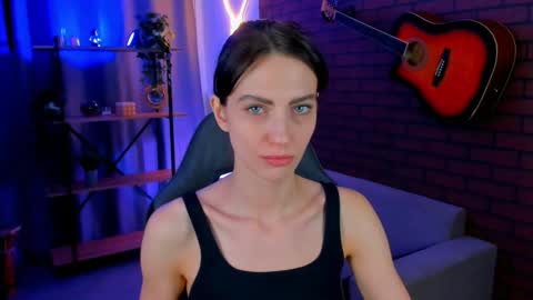Snapshot of emilywiled chatting on December 5, 9:44 am Emily online show from December 5, 9:44 am