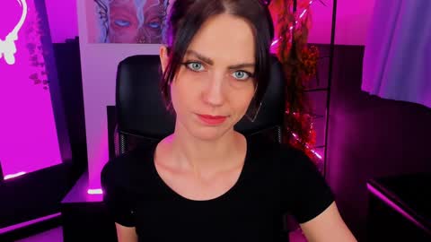 Snapshot of emilywiled chatting on December 13, 11:23 am Emily online show from December 13, 11:23 am