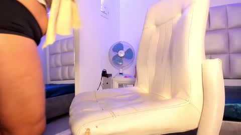 emma__js_ online show from February 5, 1:25 pm