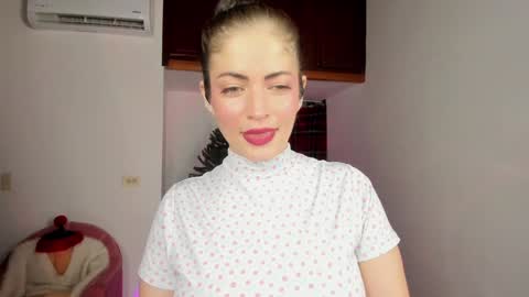 Snapshot of emma_blanco chatting on December 17, 8:01 am Emma online show from December 17, 8:01 am