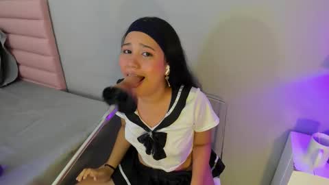 emma online show from March 28, 8:27 am