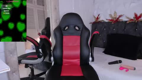 emma_dl2 online show from December 5, 6:49 pm