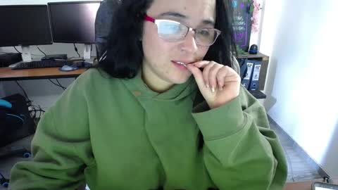 Snapshot of emma_evans07 chatting on December 24, 4:40 pm emmy online show from December 24, 4:40 pm