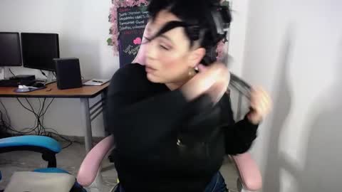 Snapshot of emma_evans07 chatting on February 2, 11:29 am emmy online show from February 2, 11:29 am