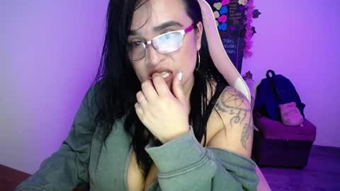 Snapshot of emma_evans07 chatting on March 4, 6:39 pm emmy online show from March 4, 6:39 pm