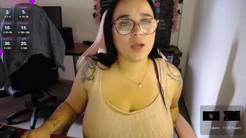 Snapshot of emma_evans07 chatting on December 2, 3:53 pm emmy online show from December 2, 3:53 pm