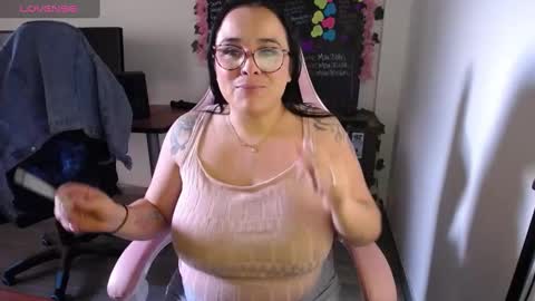 Snapshot of emma_evans07 chatting on December 2, 12:46 pm emmy online show from December 2, 12:46 pm