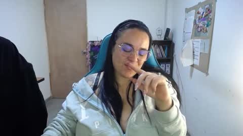 Snapshot of emma_evans07 chatting on October 24, 1:23 pm emmy online show from October 24, 1:23 pm