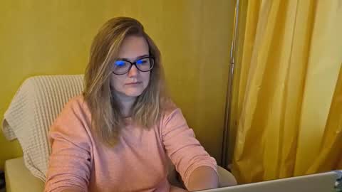 emma_misty_ online show from October 13, 2:08 pm