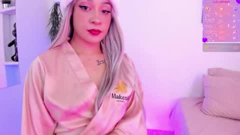 emmajohanson online show from December 19, 11:44 pm