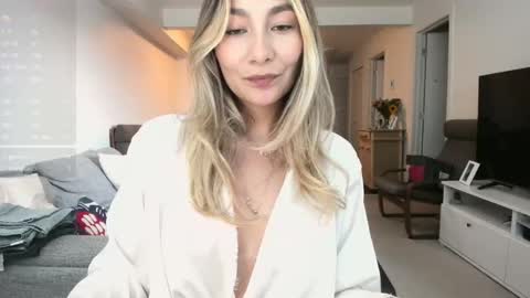 emyconneer online show from September 11, 7:59 pm