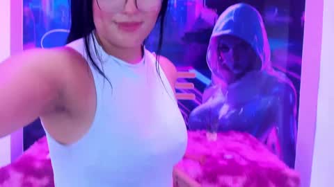 Snapshot of enyel_valmina chatting on February 4, 11:27 pm Enyel online show from February 4, 11:27 pm
